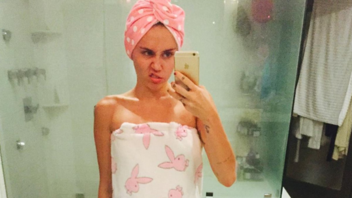 Miley Cyrus tar en selfie i badrummet. 